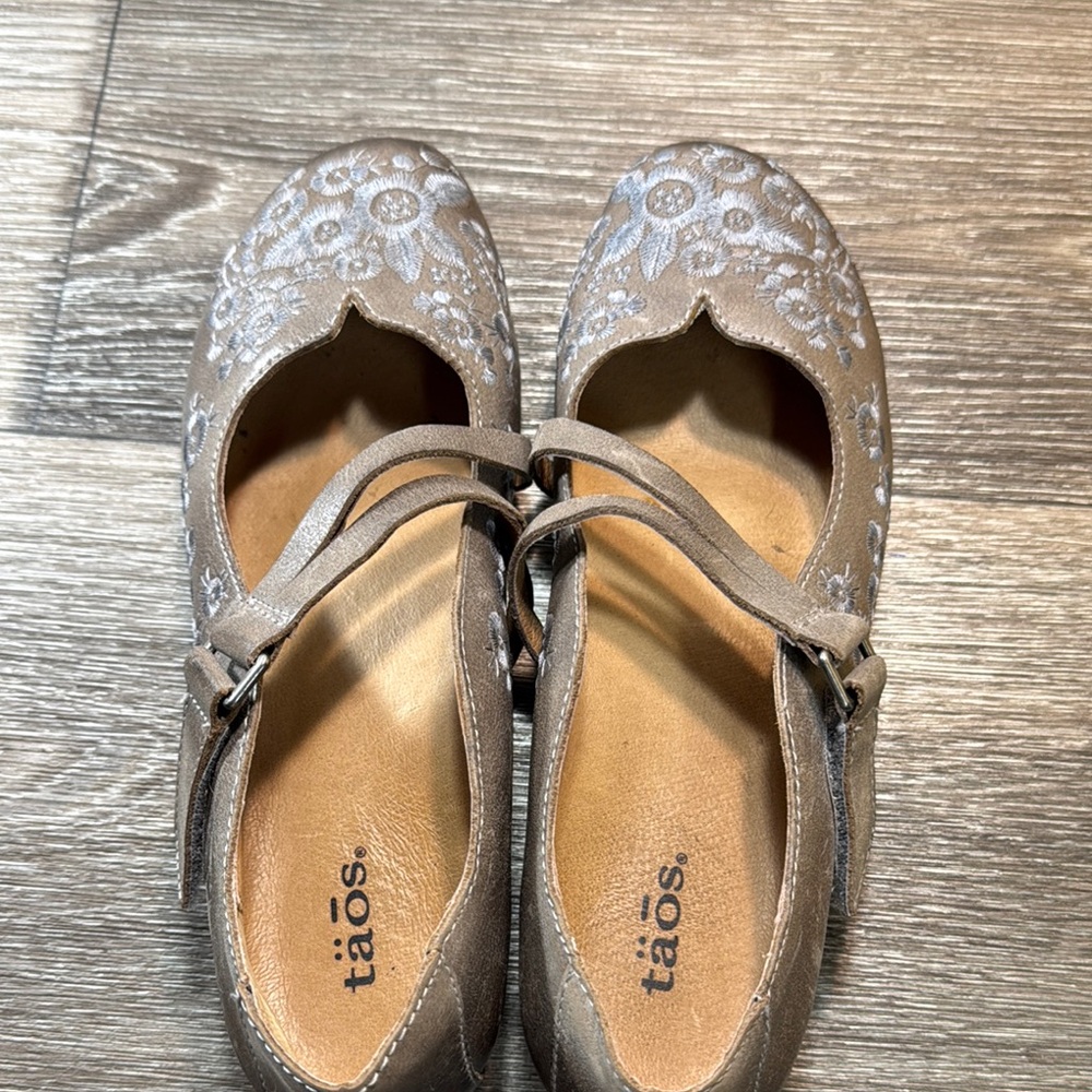 Taos Footwear tan  Floral Flats woman’s size 39 (b97) - Picture 5 of 7